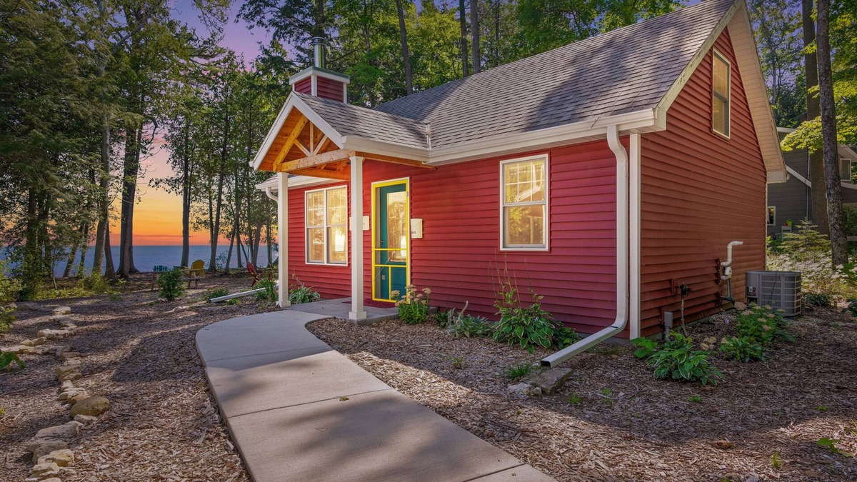 Sturgeon Bay Cottage | Quaint lakefront cottage by Cave Point-Whitefish Dunes State Park-Door County