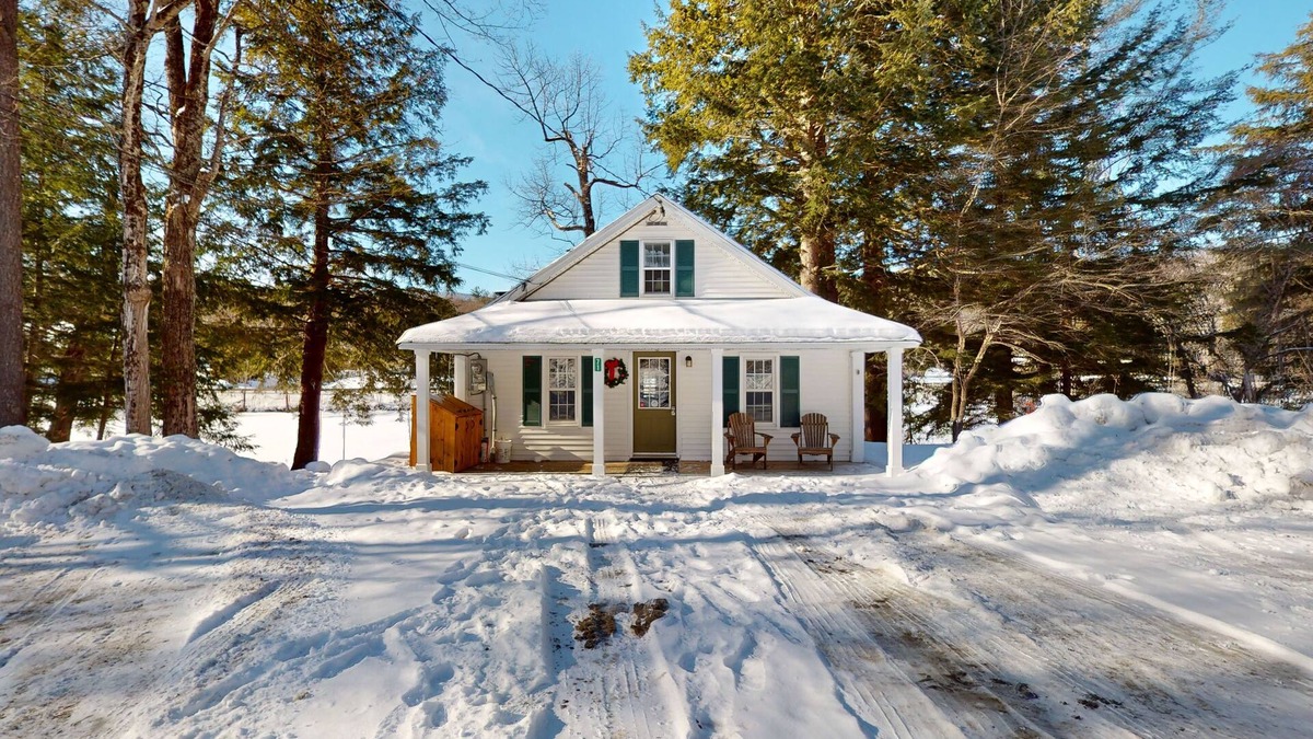 Ludlow House | Quaint lakefront home with a fire pit and beautiful views