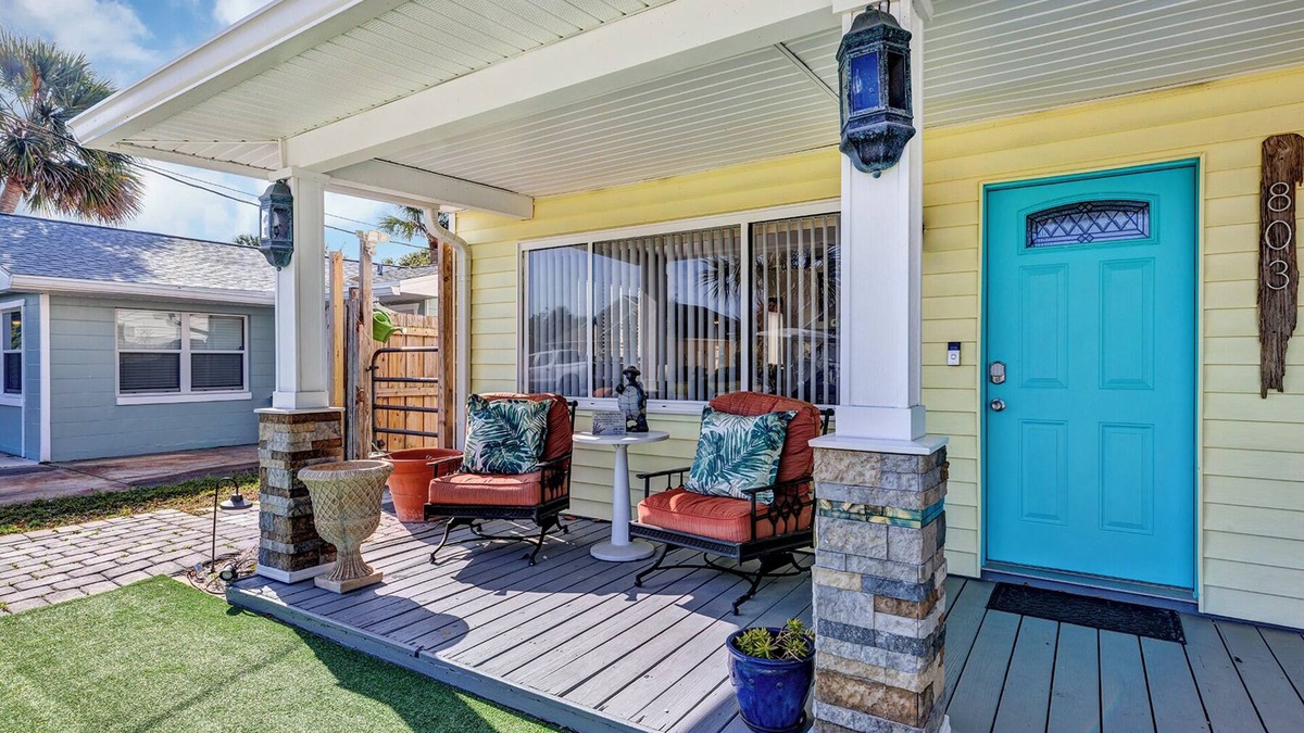 Horton Shores House | Quaint living in Central Beachside steps from the beach!