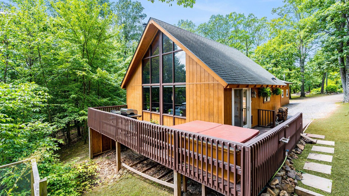 Sleepy Hollow Cabin | Quaint Loft Cabin w/Hot Tub, FirePit, Deck & Grill