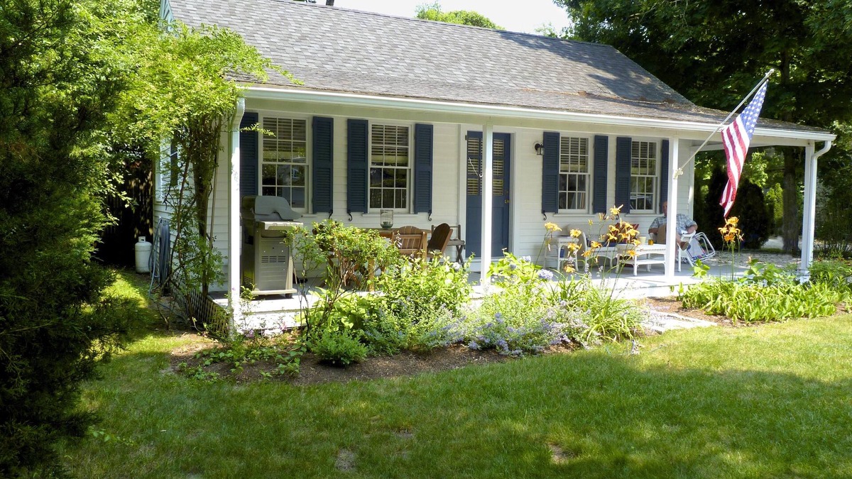 Edgartown House | Quaint Martha's Vineyard Guest Cottage -Edgartown-walk to restaurants and shops