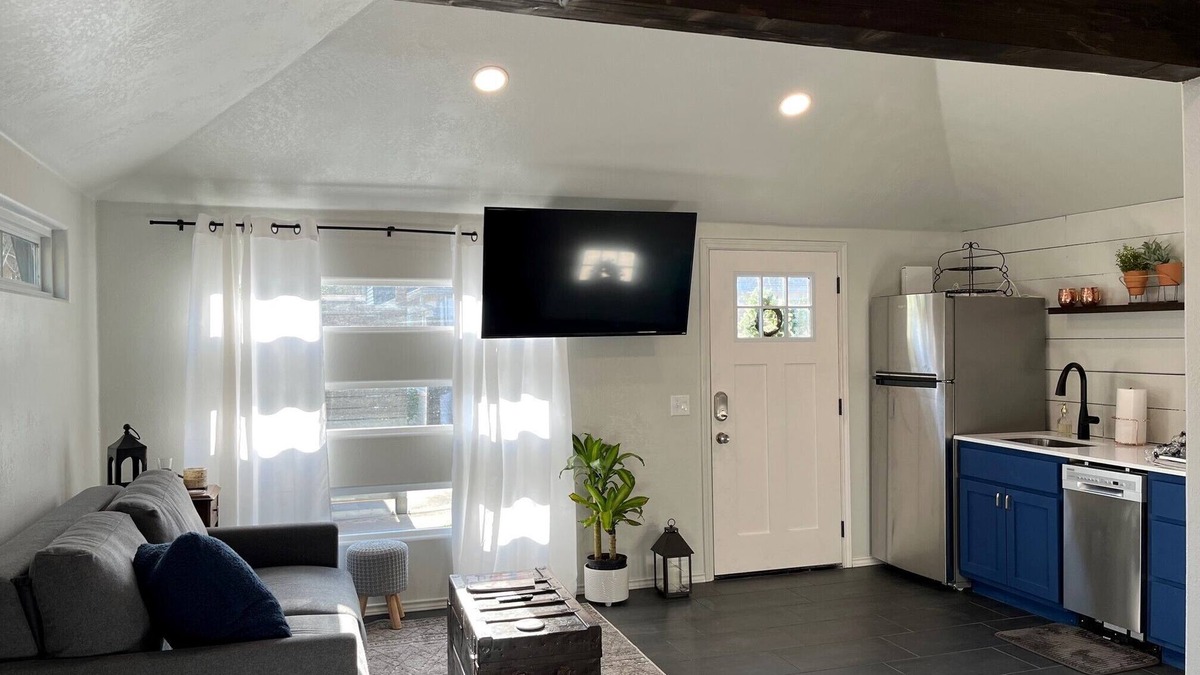 Bryn Mawr Apartment | Quaint midtown studio located minutes from the best Tulsa has to offer.
