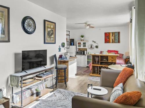 Redlands Apartment | Quaint Monument Retreat studio