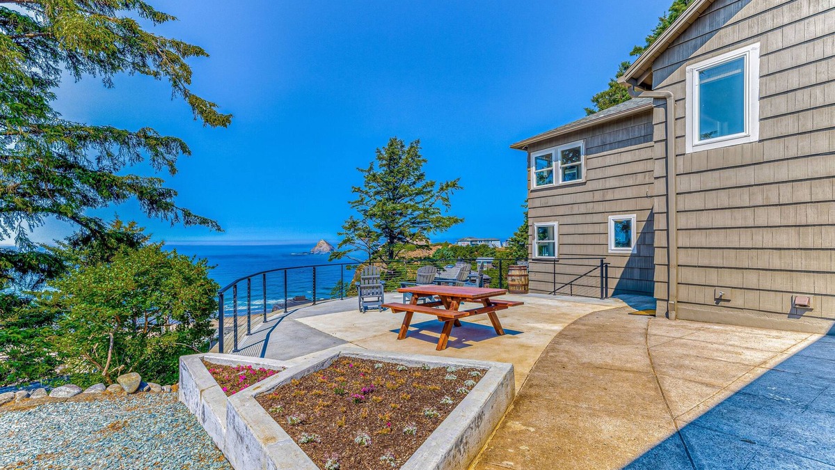 Oceanside Apartment | Quaint ocean-view escape with modern interior, smart TV, & gorgeous deck