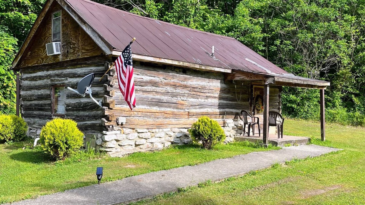Stanton Cabin | Quaint old fashioned cabin, Loft, Grill, Fire Pit!