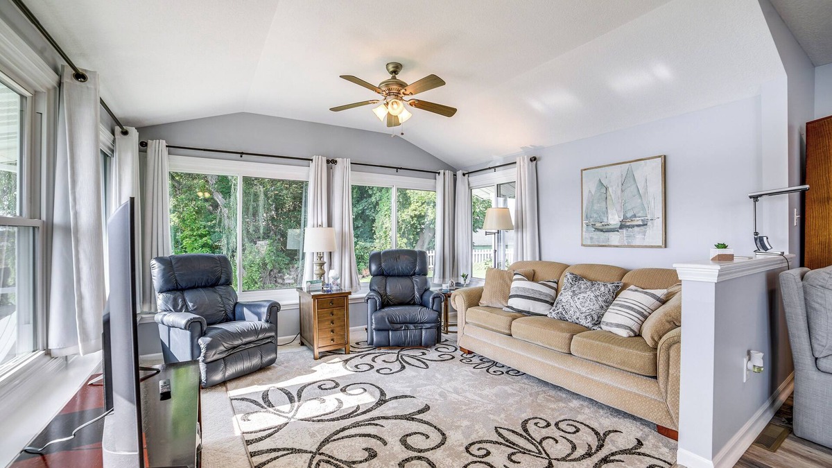 Onondaga Cottage | Quaint Olivet Cabin w/Patio on Duck Lake!