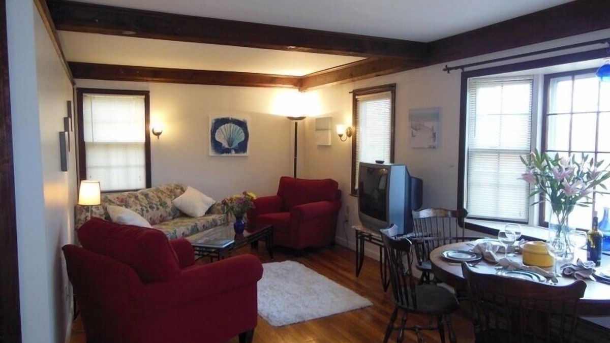 Marblehead Apartment | Quaint One Bedroom Overlooking Nature Trail In Historic Marblehead