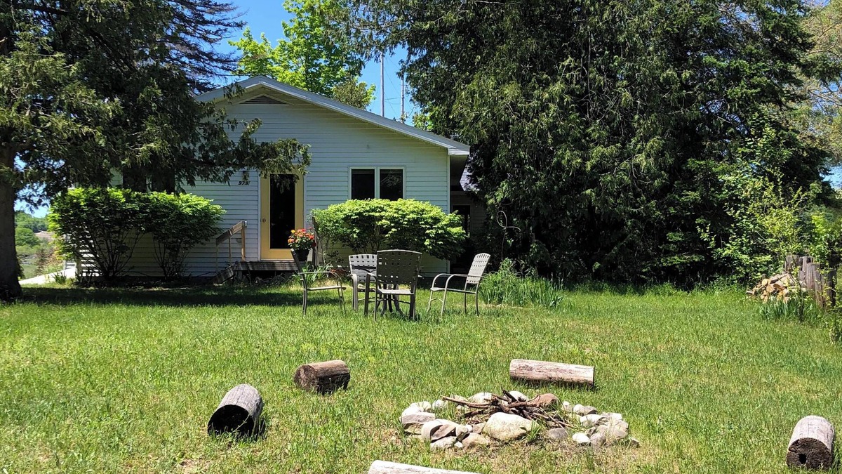 Suttons Bay House | Quaint One Bedroom Perfect for 2