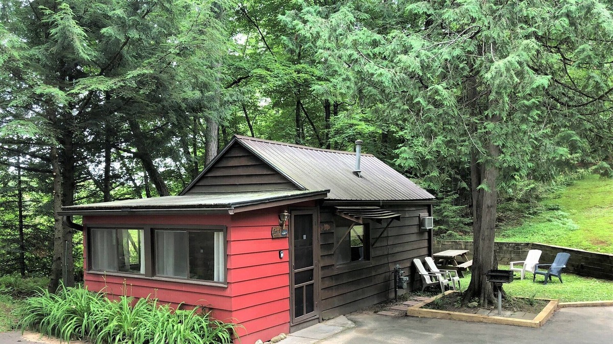 Arbor Vitae Cabin | Quaint Pet Friendly Cabin on Big Arbor Vitae Lake