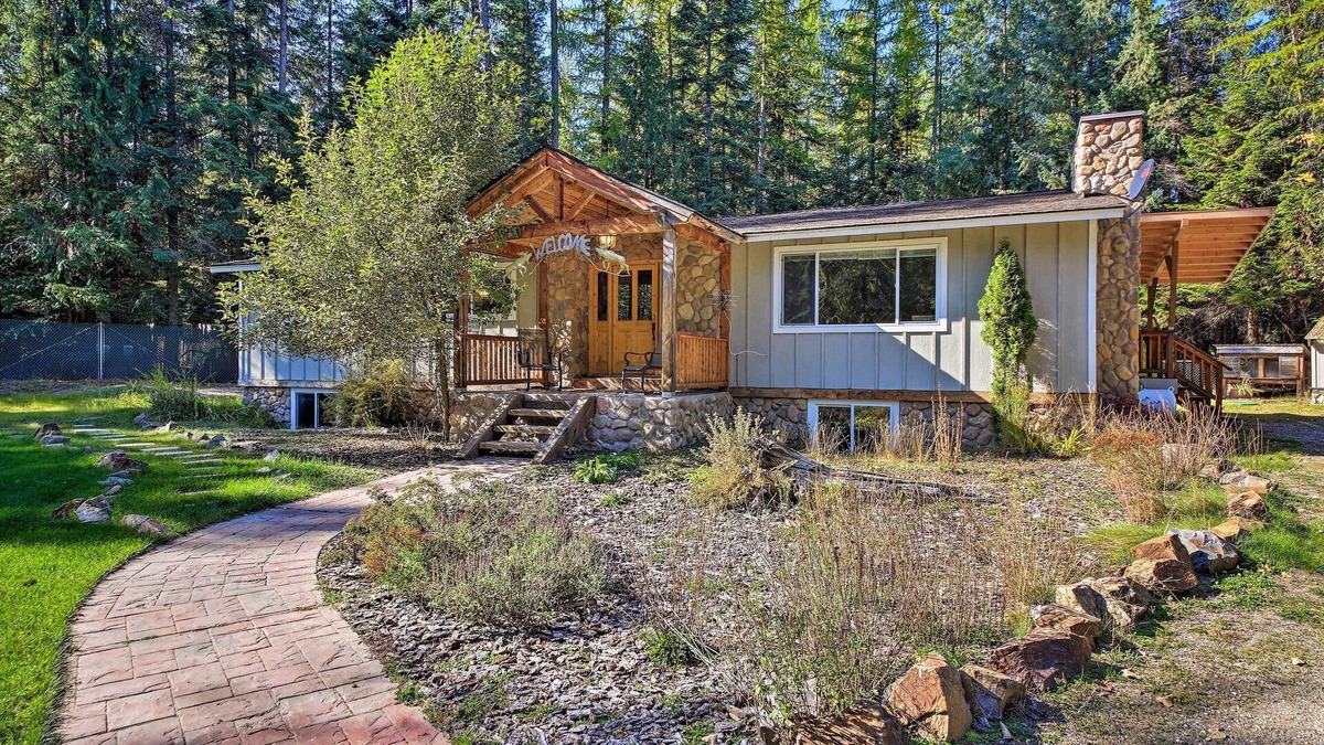 Priest River Cabin | Quaint Priest Lake Cabin w/Patio < 1 Mi to Lake!