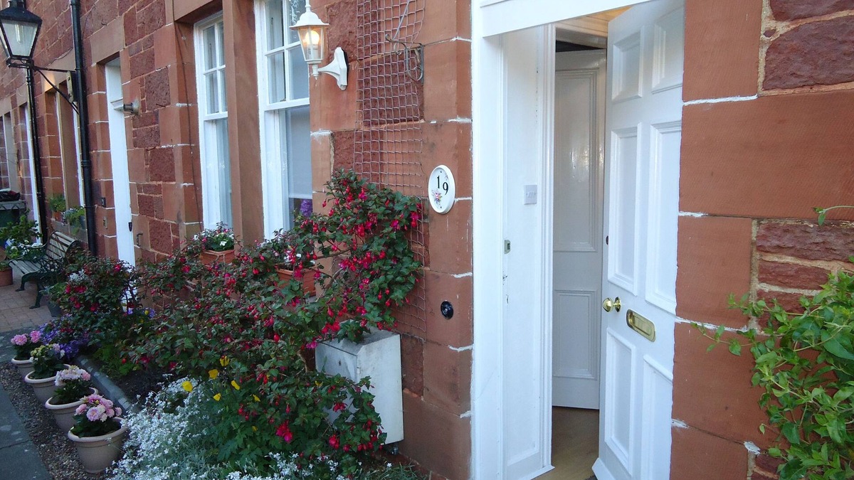 North Berwick Cottage | Quaint railway cottage close to beach and high street - 5* guest rated.