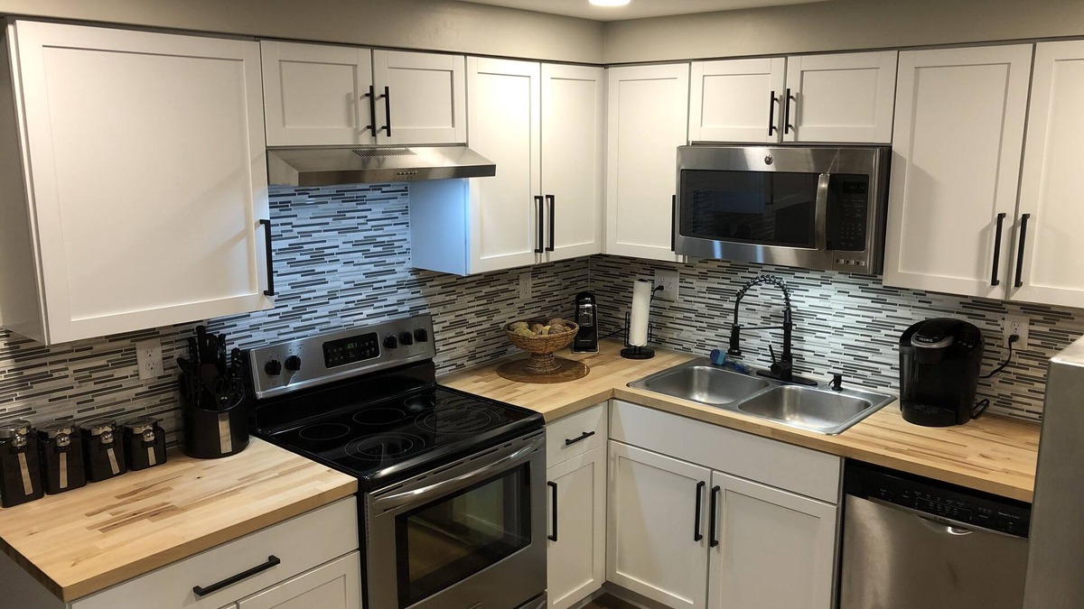 Ashtabula House | Quaint recently renovated house walking distance to Lake Shore Park.