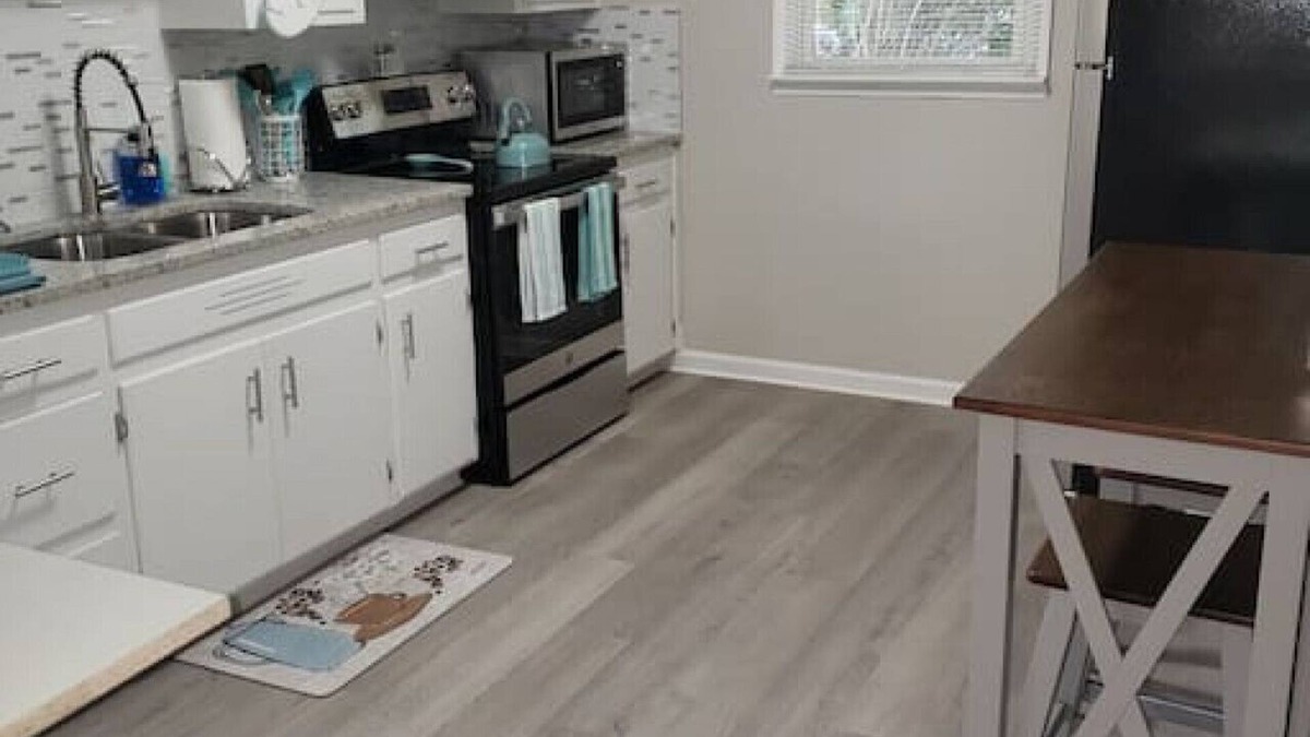 Jonesboro Condo | Quaint Renovated Duplex Home, WiFi, Workspace, 3 SmartTVs, Near Downtown Atlanta