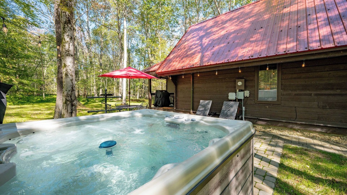 McHenry House | Quaint Retreat w/Fire Pit & Lake Access