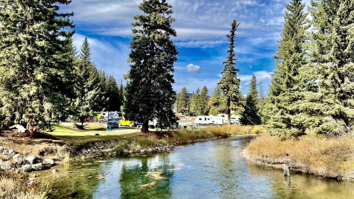 Blairmore Cabin | Quaint Riverside Cabin #2