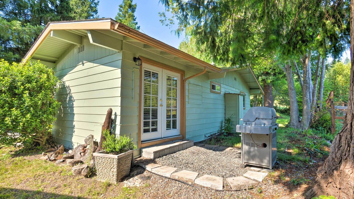 Brookings Cabin | Quaint Riverside Reprieve w/Kayaks + Floats!