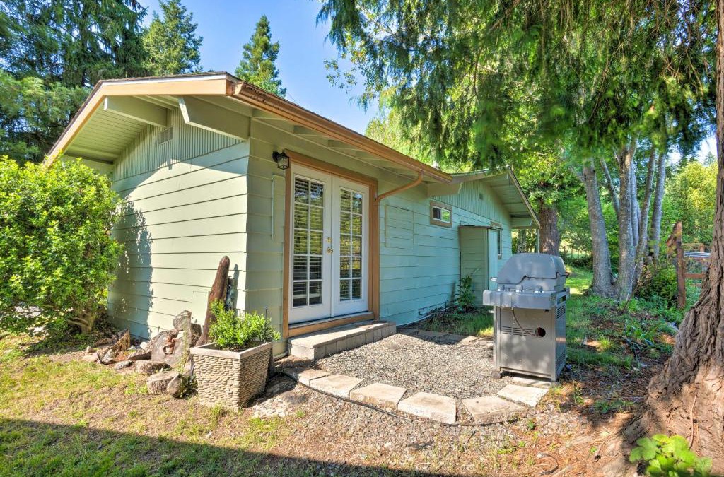 Brookings House | Quaint Riverside Reprieve with Kayaks and Floats!