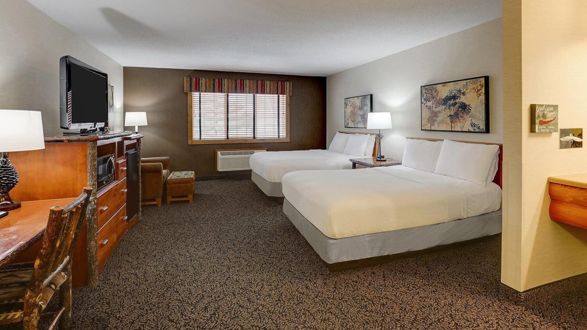 Quincy Hotel | Quaint Riverside Retreat w/Indoor-Outdoor Pool! Free On-site Parking