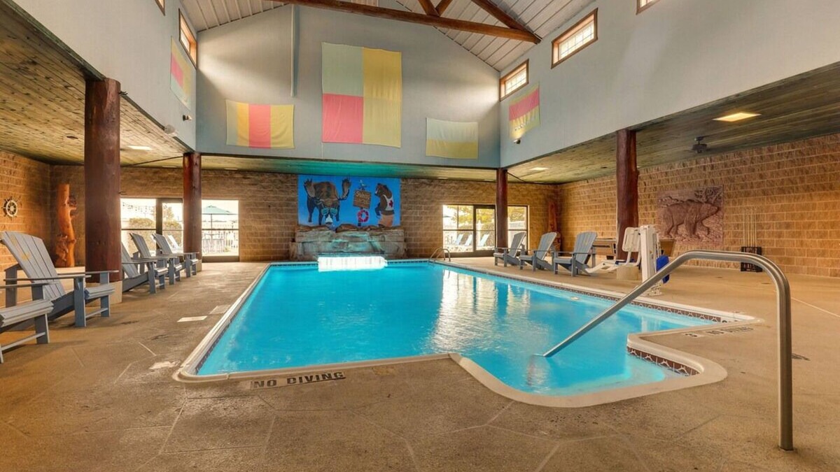 Quincy Hotel | Quaint Riverside Retreat w/Indoor-Outdoor Pool! Free On-site Parking
