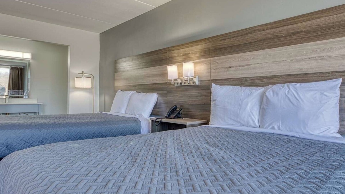 Revelo Hotel | Quaint Room w/Free Breakfast, Seasonal Pool, Ideal for Hiking & Fishing Spots