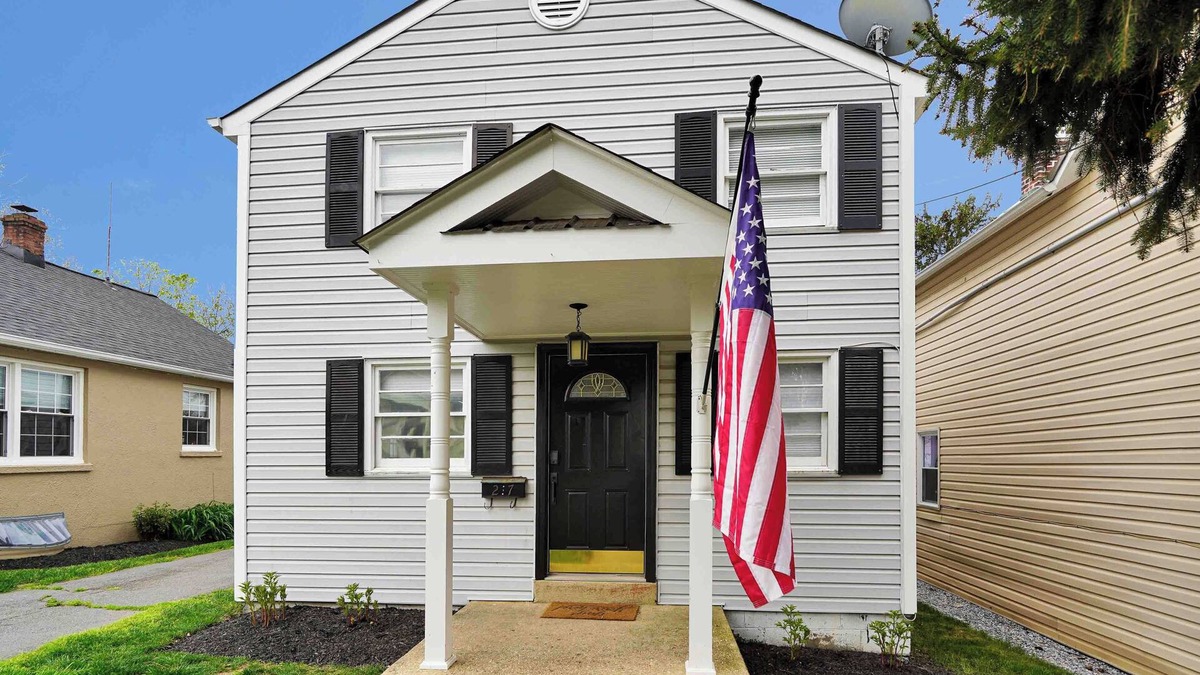 Leesburg's Old and Historic District House | Quaint Royal Cottage @ Historic Leesburg