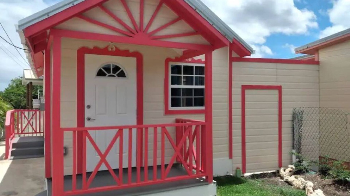 Fitts Village Apartment | Quaint self contained apartment, located 5mins away from the beach.