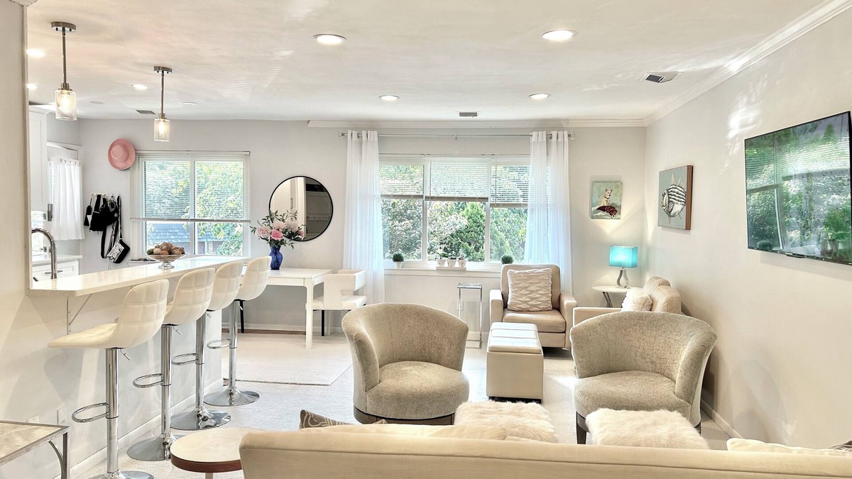 Southport Condo | Quaint Southport 1BR/1BTH Incl. utilities Rent Up to 10 months