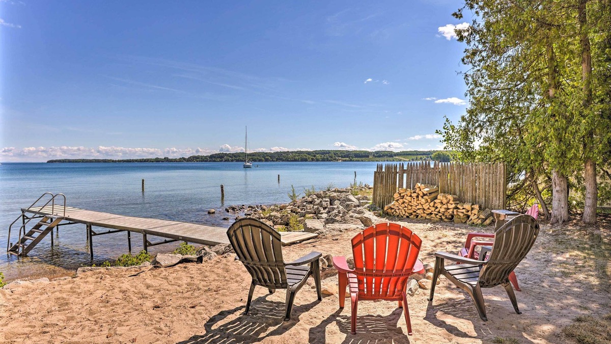 Suttons Bay Apartment | Quaint Studio w/Shared Beach: Walk to Suttons Bay