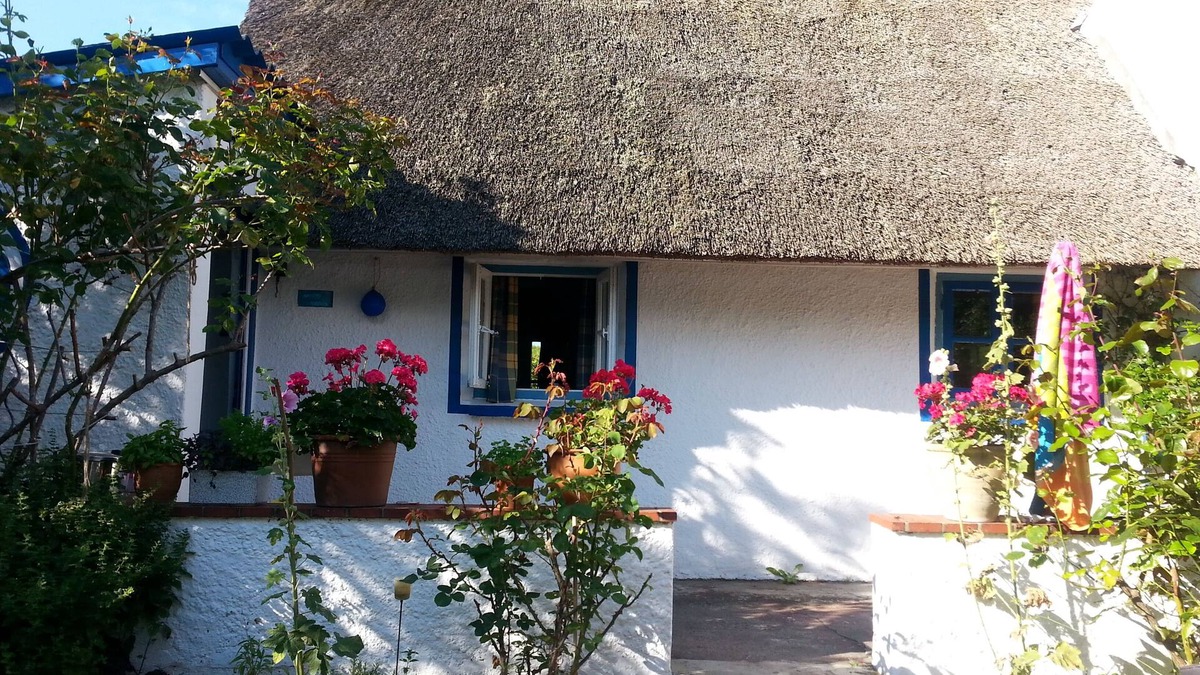 Kalifornien House | Quaint, thatched, former fisherman's cottage, 30 m from the beach
