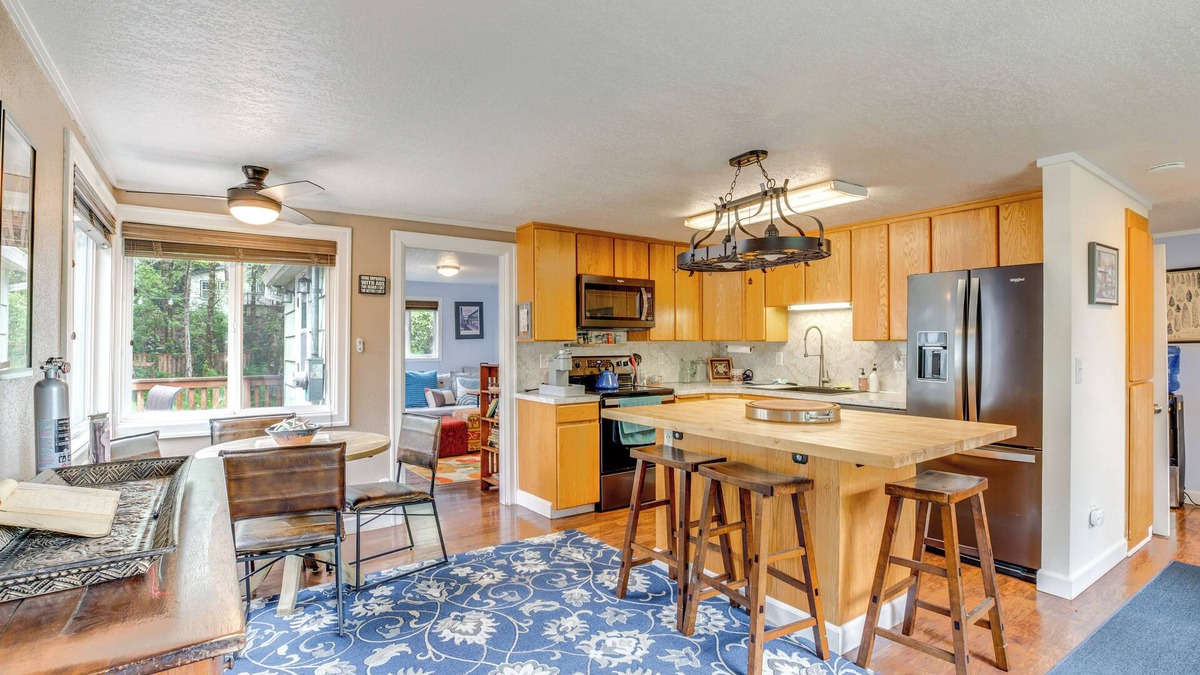 Netarts Cottage | Quaint Tillamook Getaway Near Netarts Bay!