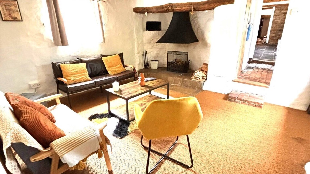 Cuddesdon Cottage | Quaint, tranquil village cottage set back from road in Long Crendon near Thame