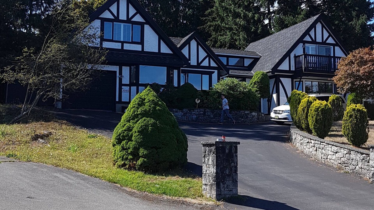 Regional District of Nanaimo Bed & Breakfast | Quaint Tudor Retreat - pet friendly, ocean view, minutes from beach