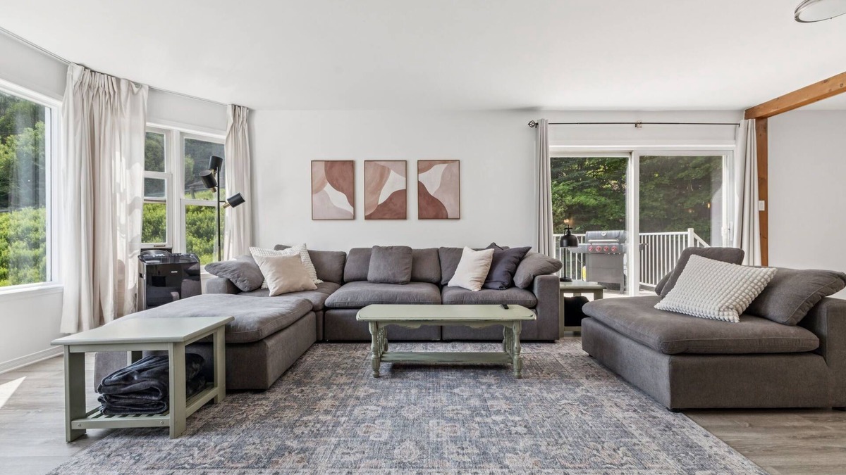 Mont-Tremblant Village House | Quaint Vieux Village - 5 min to slopes! VIP Parking Pass