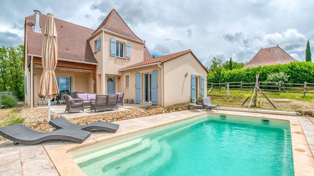 Sainte-Foy-de-Longas Villa | Quaint Villa in Aquitaine with swimming pool
