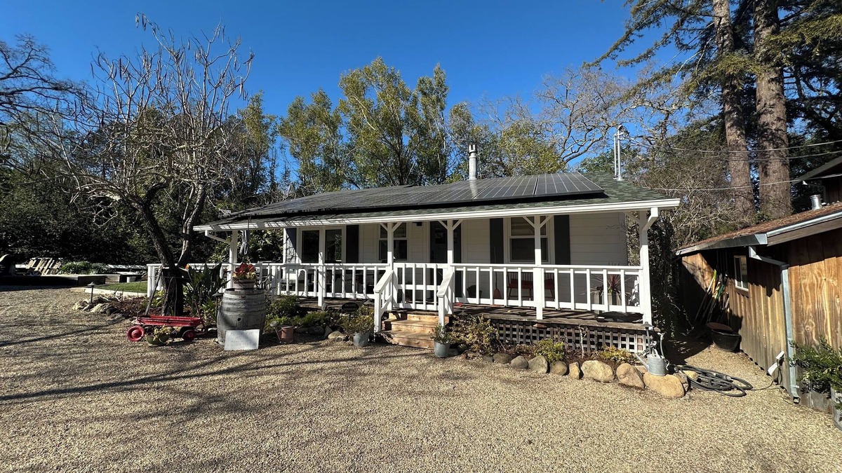 Oak Knoll Cottage | Quaint vineyard cottage on Dry Creek.