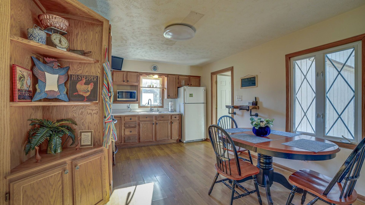 Poland House | Quaint Youngstown Home ~ 2 Mi to Boardman Park!