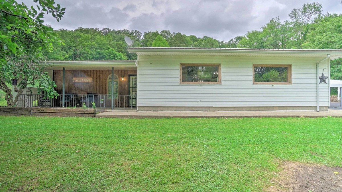 Zanesville House | Quaint Zanesville Home w/Game Room & Yard!