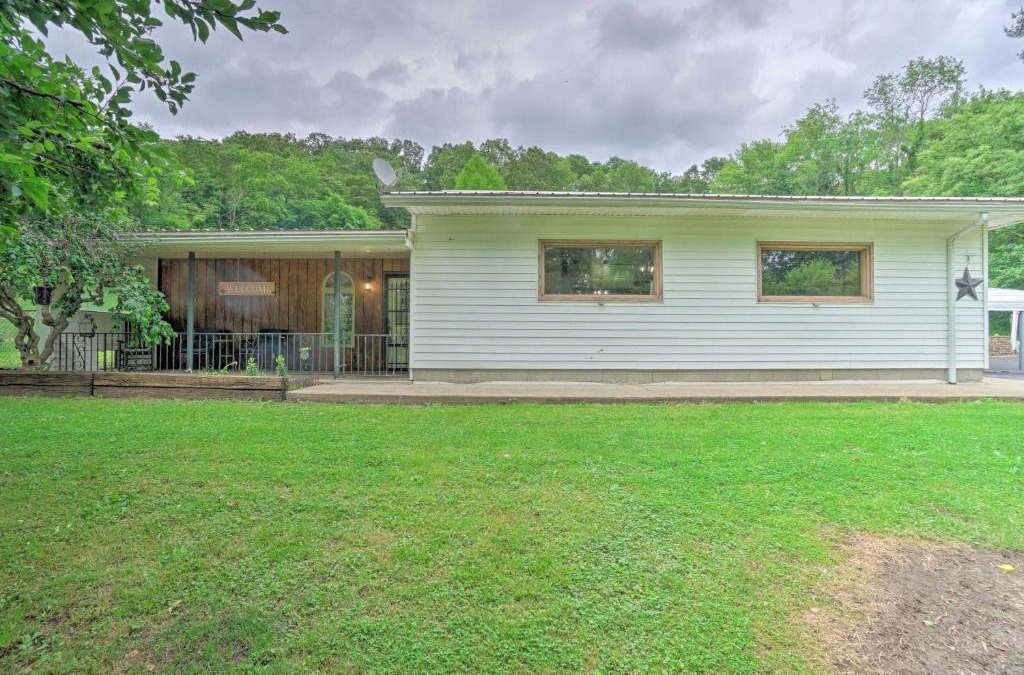 Zanesville House | Quaint Zanesville Home with Game Room and Yard!