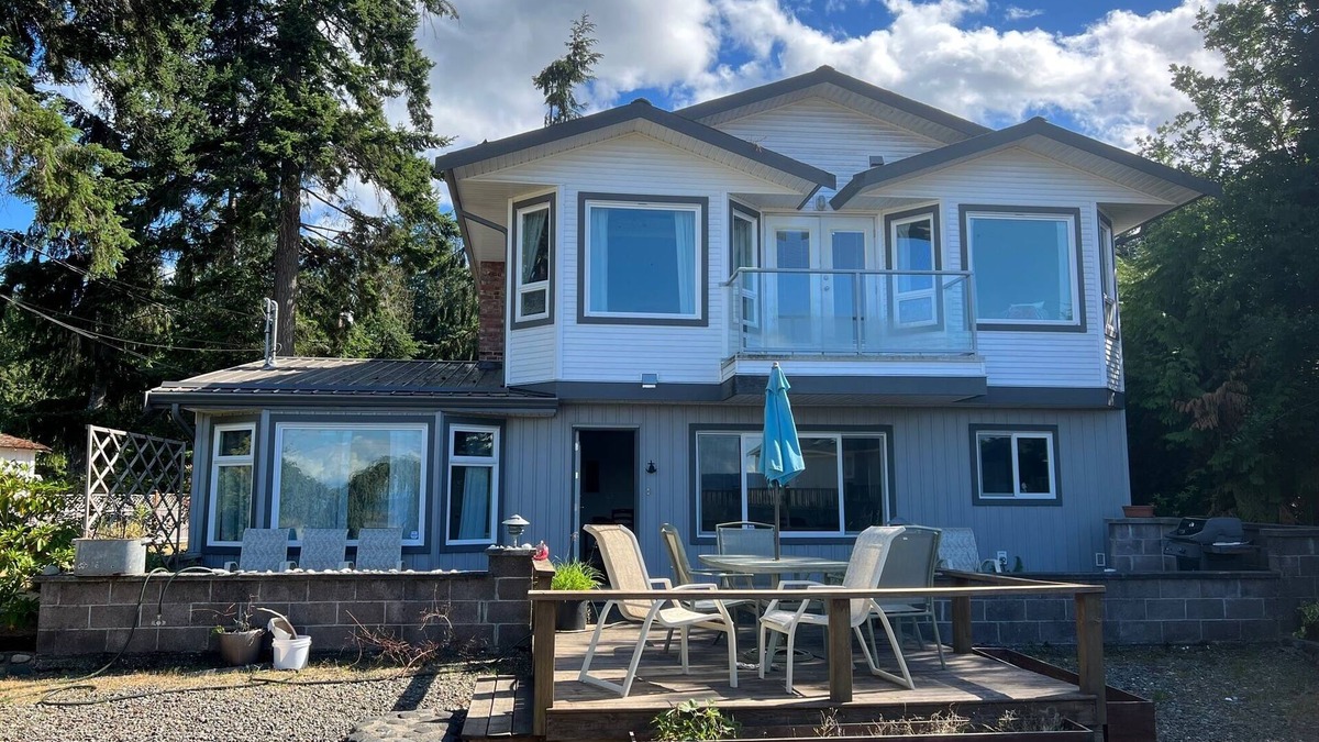 Regional District of Nanaimo House | Qualicum Bay Beach House