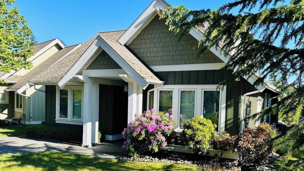 Regional District of Nanaimo House | Qualicum Landing Tranquility- -3bdrm/4 bd/sofa bed