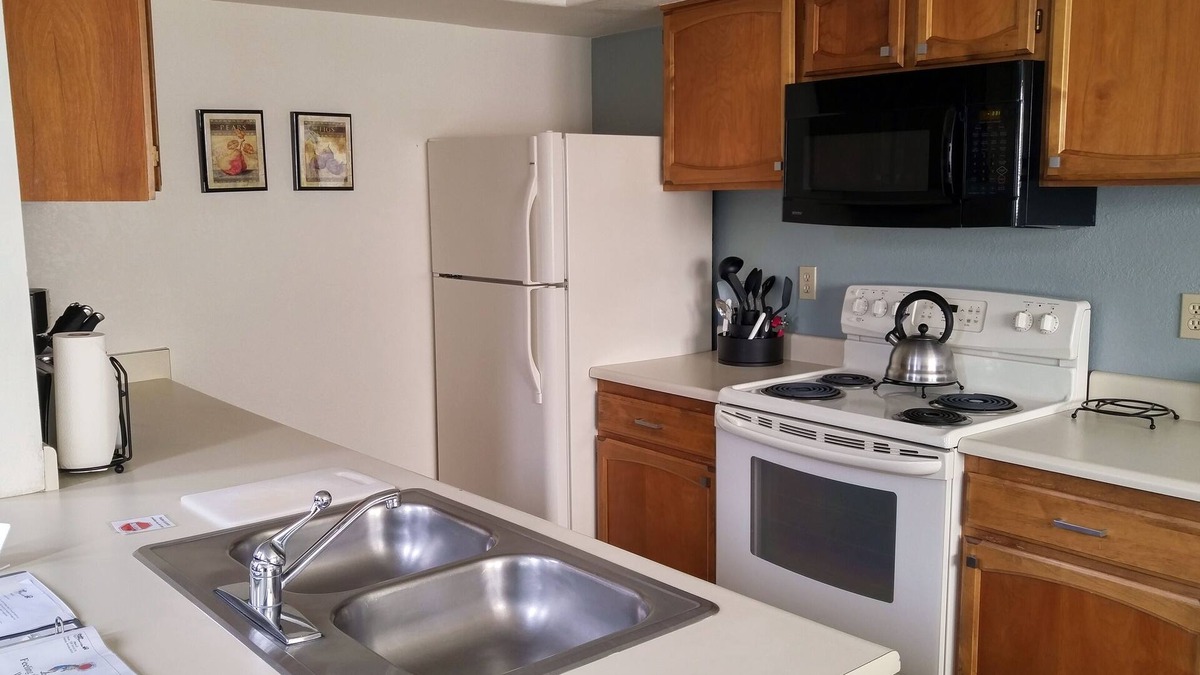 Pinetop Villa | Quality Hill Resort Villa, sleeps 6, fully equipped kitchen, dining room