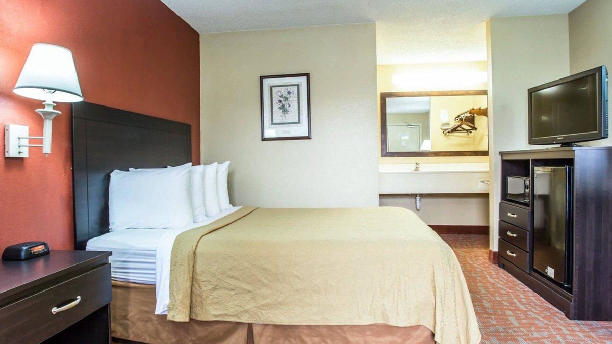 Monroe Hotel | Quality Inn And Suites Monroe
