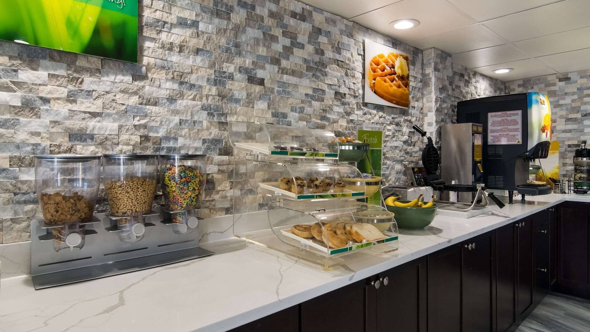Fox Valley Hotel | Quality Inn Aurora - Naperville Area