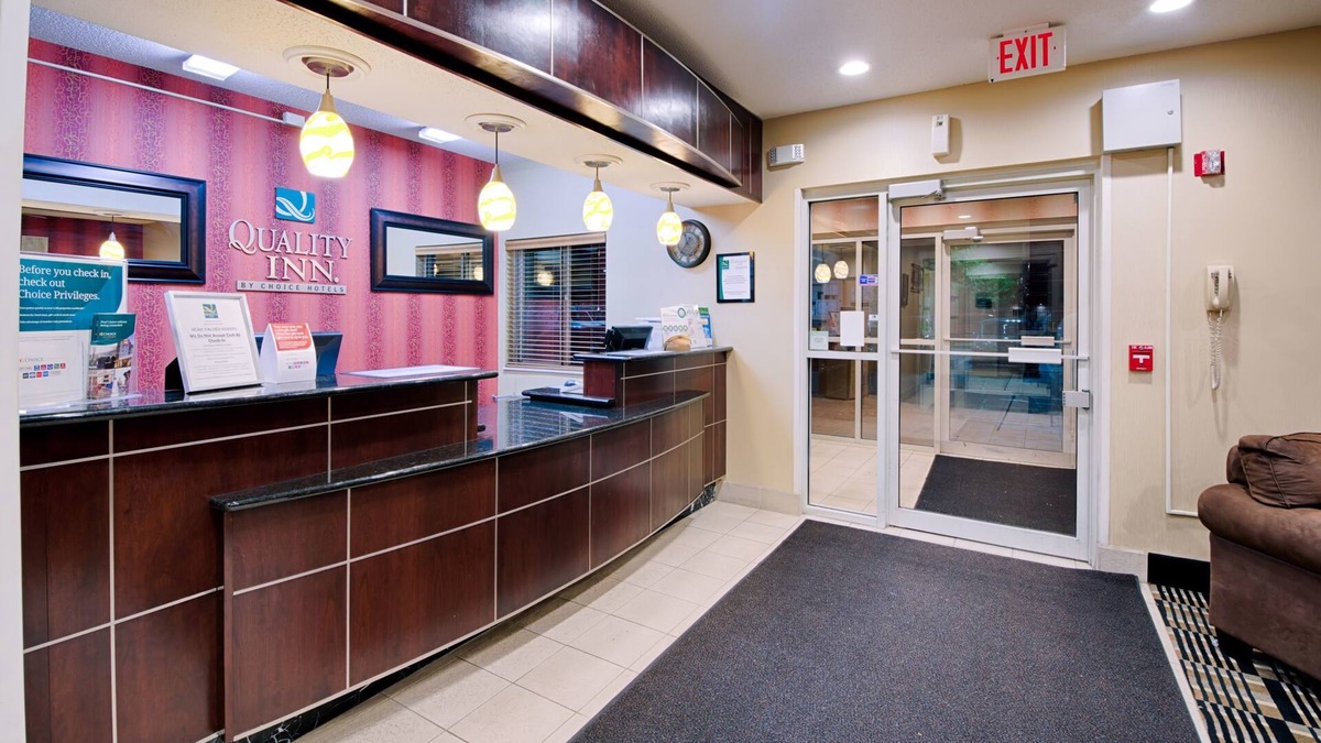 Brooklyn Center Hotel | Quality Inn Brooklyn Center