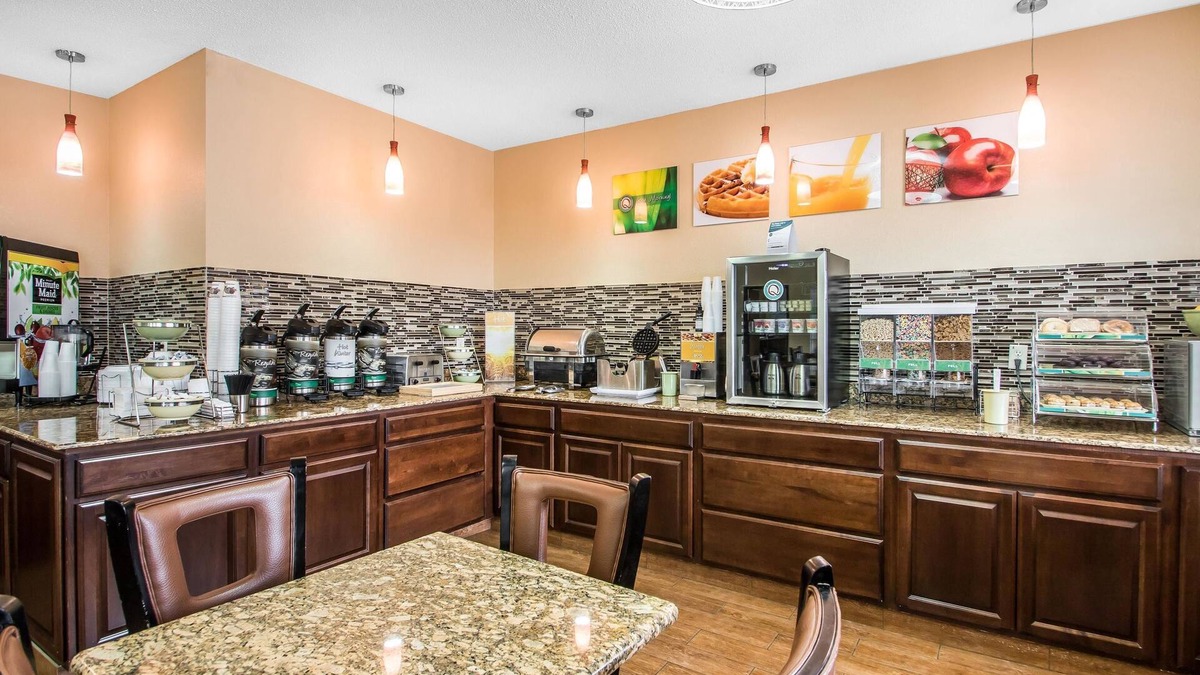 Dubuque Hotel | Quality Inn Dubuque on Hwy 20