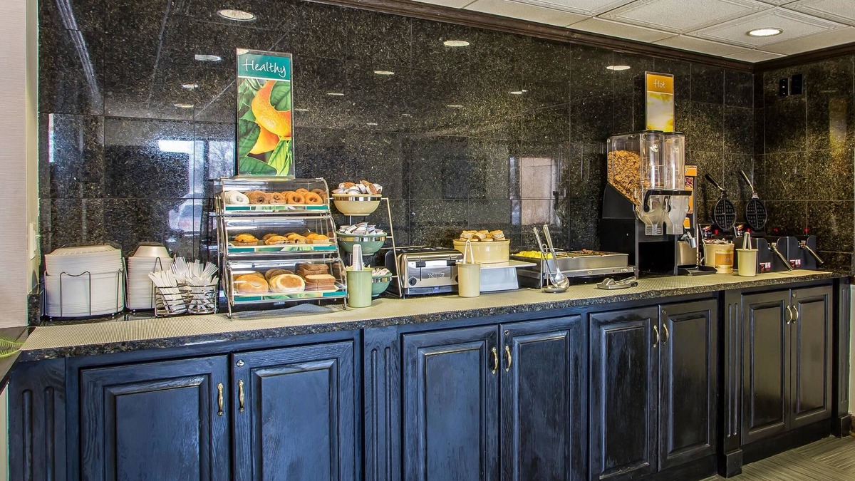 Elgin Hotel | Quality Inn Elgin I-90