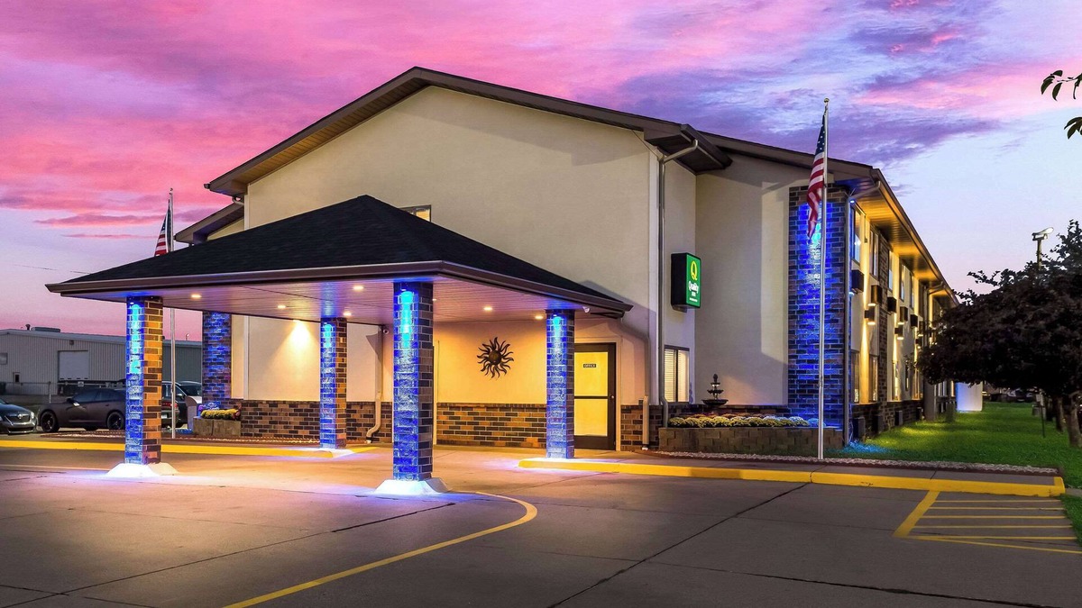 Galesburg Hotel | Quality Inn Galesburg near US Highway 34 and I-74