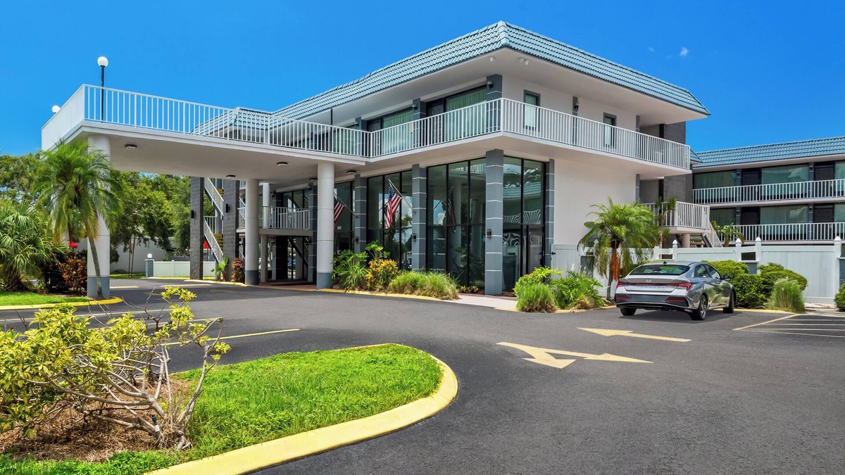Disston Heights Hotel | Quality Inn & Suites at Tropicana Field