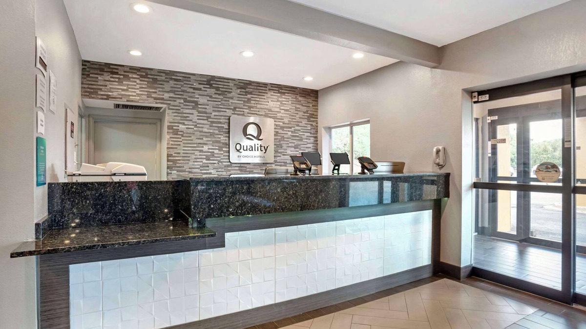Crestline Heights Hotel | Quality Inn & Suites Birmingham - Highway 280