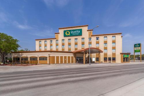 Winnipeg Hotel | Quality Inn & Suites